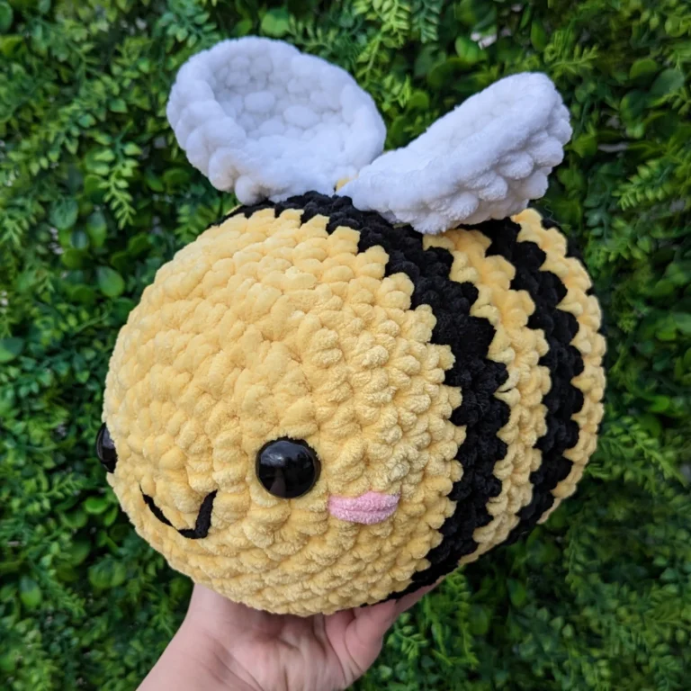 Fluffy Yarn Crochet Bee Plushie Kit with Chunky Yarn